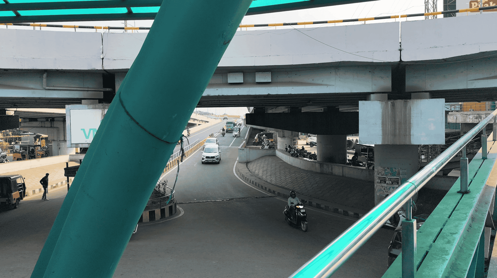 Vehicle Tracking using YOLOv8 and OpenCV - Screenshot 1